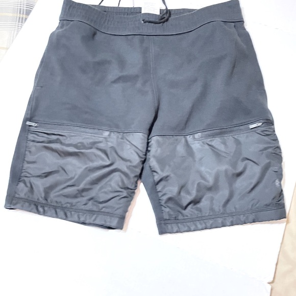 Under Armour Fitted/Coupe Adjustee/ Cenido. Size large, fleece style. - Picture 5 of 6